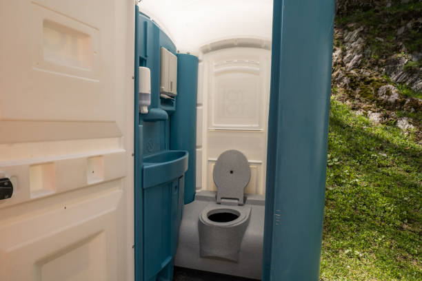 Best Porta potty delivery and setup  in Independence, IA
